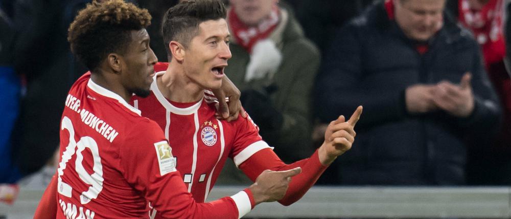 Feierlaune. Kingsley Coman (l.) und Robert Lewandowski jubeln über das Tor zum 3:2.