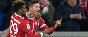 Feierlaune. Kingsley Coman (l.) und Robert Lewandowski jubeln über das Tor zum 3:2.