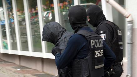  Polizeibeamte führten im Juli ein Mitglied einer arabischen Großfamilie ab, die am Diebstahl einer 100-Kilo-Goldmünze aus dem Berliner Bode-Museum beteiligt gewesen sein soll. Foto: Paul Zinken/dpa