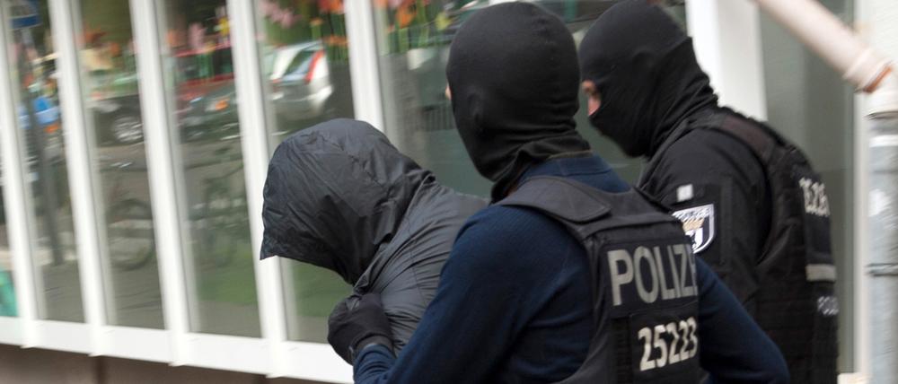  Polizeibeamte führten im Juli ein Mitglied einer arabischen Großfamilie ab, die am Diebstahl einer 100-Kilo-Goldmünze aus dem Berliner Bode-Museum beteiligt gewesen sein soll. Foto: Paul Zinken/dpa