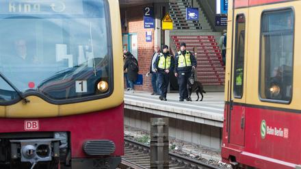 Zwei Wachleute während der Eröffnung der ersten S-Bahnwache am Bahnhof Gesundbrunnen.