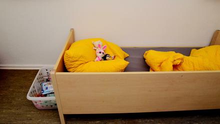 Die Kuscheltiere bleiben. Die Familiennotunterkunft in der Wrangelstraße 12 in Kreuzberg.