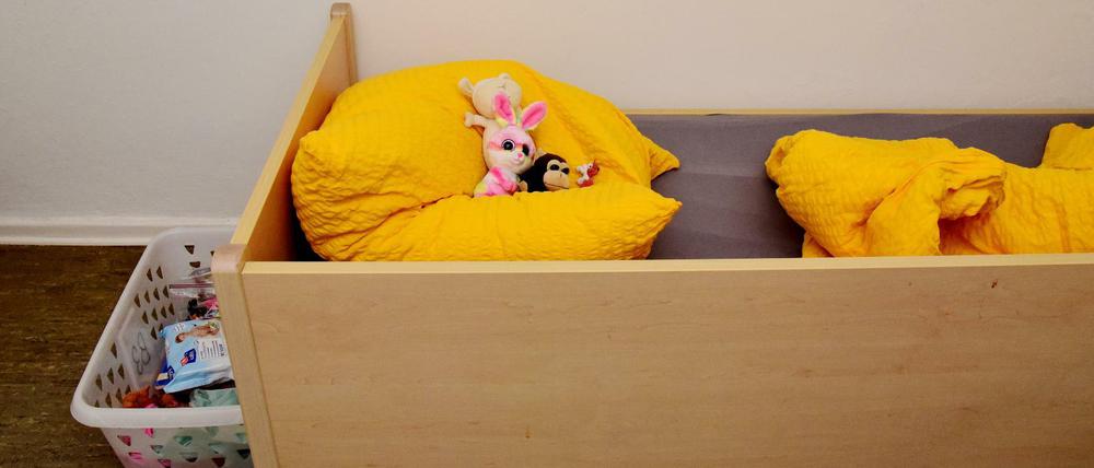 Die Kuscheltiere bleiben. Die Familiennotunterkunft in der Wrangelstraße 12 in Kreuzberg.