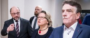 Der SPD-Vorsitzende Martin Schulz (l.), die Generalsekretärin der SPD in NRW, Svenja Schulze und der Vorsitzende des SPD-Landesverbands Nordrhein-Westfalen, Michael Groschek (r).