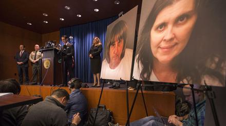 Pressekonferenz der Ermittler. Im Vordergrund Fotos des beschuldigten Ehepaars aus Kalifornien 