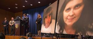 Pressekonferenz der Ermittler. Im Vordergrund Fotos des beschuldigten Ehepaars aus Kalifornien 