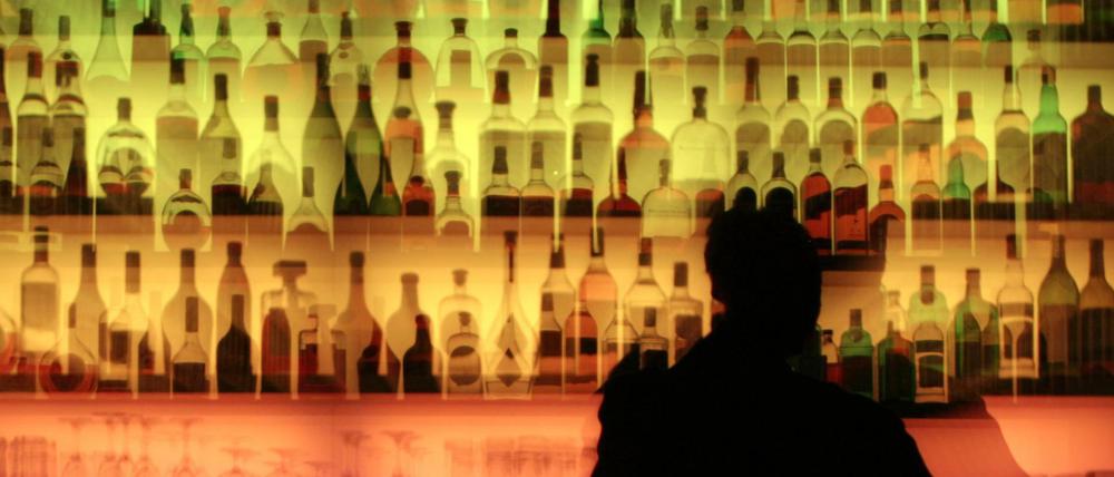 Leben in der Bar, Schreiben lieber zuhause: Szene aus einer Frankfurter Bar.