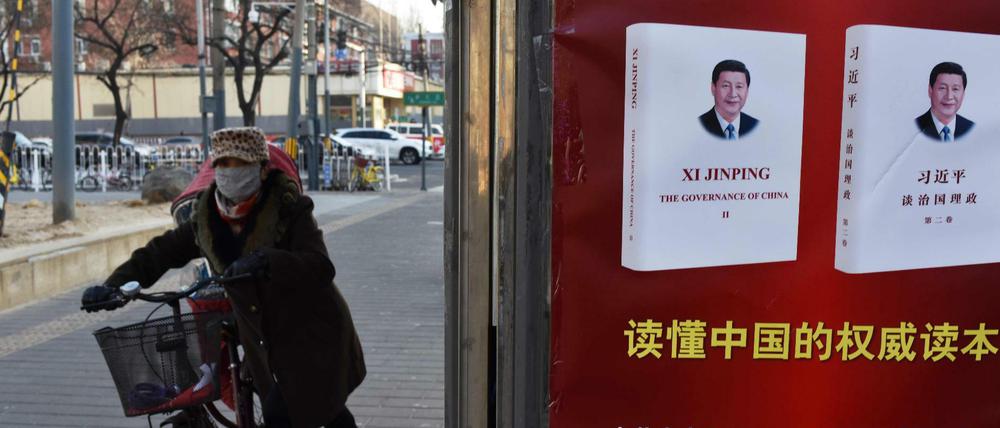 Ein Plakat in Peking wirbt für Buch des Staatspräsidenten Xi Jinping