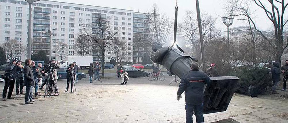 Obacht geben! Stalins Standbild wird vorsichtig abgestellt.