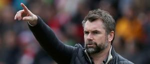 Zwischen 1998 und 2006 spielte Bernd Hollerbach für den HSV, nun soll er ihn als Trainer vor dem ersten Bundesliga-Abstieg bewahren. 