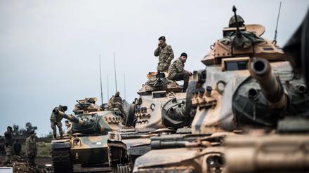 Türkische Panzer an der Grenze zu Syrien.
