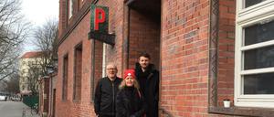 Club-Betreiber Jackschenties (v.l.), die Berliner Popbeauftragte Lucker und Leichsenring (Clubcommission) vor dem Privatclub.