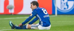 Lächeln und ausruhen. Leon Goretzka musste nicht nur die Schalker Fans ertragen - sondern auch ein 1:1 gegen Hannover.