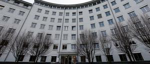 Augen zu und durch. Der Dienstsitz des Sozial- und Jugendamtes des Landkreises Breisgau-Hochschwarzwald in Freiburg.