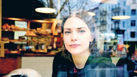 Geboren im Wendejahr. Laura Berlin lebte lange Zeit in Berlin, vor fünf Jahren ist sie mit ihrem Freund aufs Land gezogen.