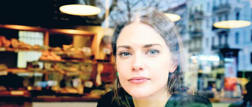 Geboren im Wendejahr. Laura Berlin lebte lange Zeit in Berlin, vor fünf Jahren ist sie mit ihrem Freund aufs Land gezogen.