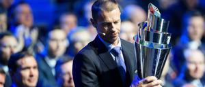 Spiralförmig. Diesen Silberpokal, hier gehalten von Uefa-Präsident Aleksander Ceferin, wollen Jogis Jungs bei der Nations League gewinnen.