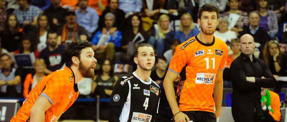Luke Perry (Nummer 4) spielte 2015/16 noch in Friedrichshafen.