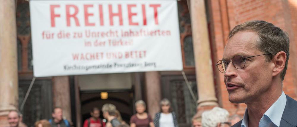 Michael Müller (SPD) nach einer Fürbitten-Andacht für Peter Steudtner im Juli 2017 vor der Gethsemanekirche in Berlin.