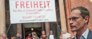 Michael Müller (SPD) nach einer Fürbitten-Andacht für Peter Steudtner im Juli 2017 vor der Gethsemanekirche in Berlin.