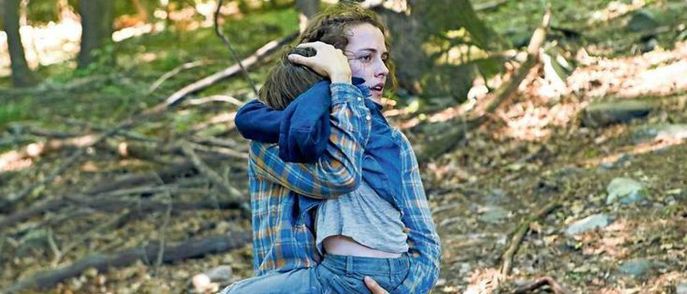Kim (Riley Keough) muss ihren kleinen Sohn vor einer unsichtbaren Gefahr und einem überprotektiven Familienvater beschützen.