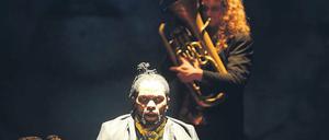 Zwischen Grabsteinen. Das Ensemble von "Les Ballets C de la B" in Aktion.