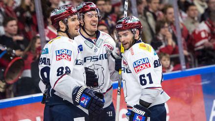 Da kann man sich schon mal freuen: Die Eisbären hier mit James Sheppard, Nick Petersen und Sean Backman (v. l.) feiern ihren ersten Auswärtssieg im Jahr 2018.