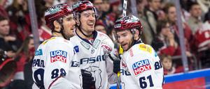 Da kann man sich schon mal freuen: Die Eisbären hier mit James Sheppard, Nick Petersen und Sean Backman (v. l.) feiern ihren ersten Auswärtssieg im Jahr 2018.