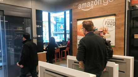 Ein Kunde geht mit seinen Einkäufen aus dem Amazon-Supermarkt. Ohne an einer Kasse zahlen zu müssen. 