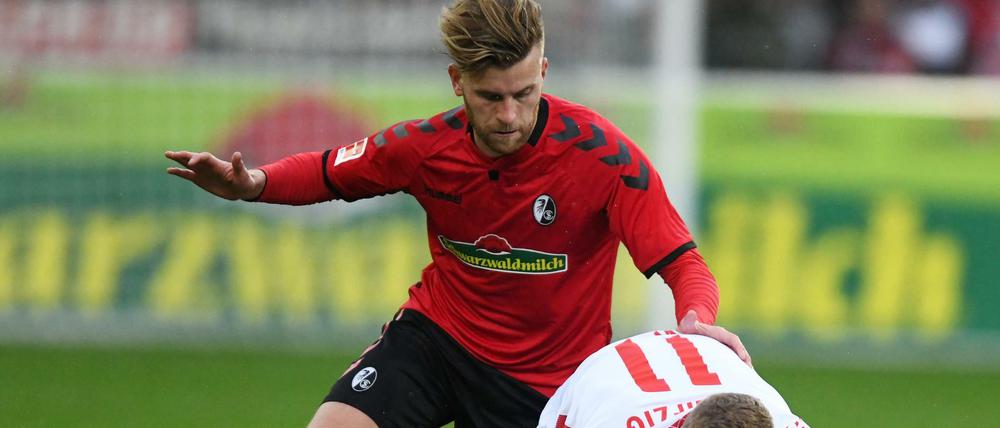 Obenauf. Lucas Höler (l.) und der SC Freiburg schlagen Timo Werner und seine Leipziger Kollegen.