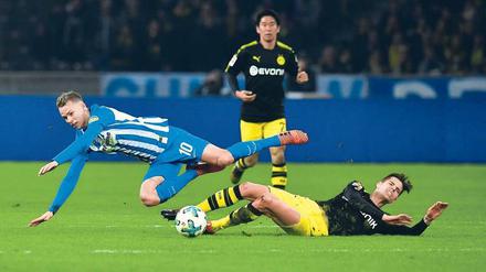 Unsanfter Abflug. Der Dortmunder Julian Weigl stoppt hier Herthas slowakischen Nationalspieler Ondrej Duda. Die Szene beobachtet Shinji Kagawa, der später nach einem Fehlpass des Berliners das Tor zum 1:1-Ausgleich erzielen wird. 
