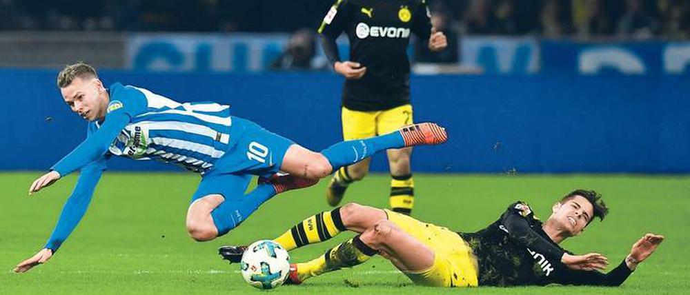 Unsanfter Abflug. Der Dortmunder Julian Weigl stoppt hier Herthas slowakischen Nationalspieler Ondrej Duda. Die Szene beobachtet Shinji Kagawa, der später nach einem Fehlpass des Berliners das Tor zum 1:1-Ausgleich erzielen wird. 