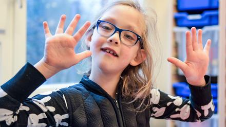 Nina ist neun, geht in Hamburg zur Schule und trägt die Weste gerne.