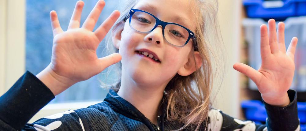 Nina ist neun, geht in Hamburg zur Schule und trägt die Weste gerne.