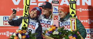 Siegerselfie. Kamil Stoch, Daniel Andre Tande und Richard Freitag sind die weltbesten Skiflieger.