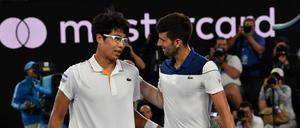 Hyeon Chung (links) ließ Novak Djokovic in drei Sätzen keine Chance.