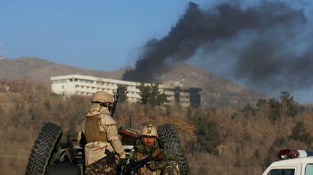 Afghanische Sicherheitskräfte riegelten das Hotel Intercontinental in Kabul ab. 