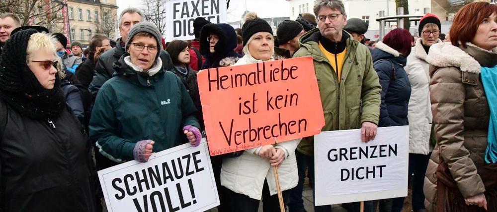 Aufgeladen. Szene von der Kundgebung des Vereins "Zukunft Heimat". 