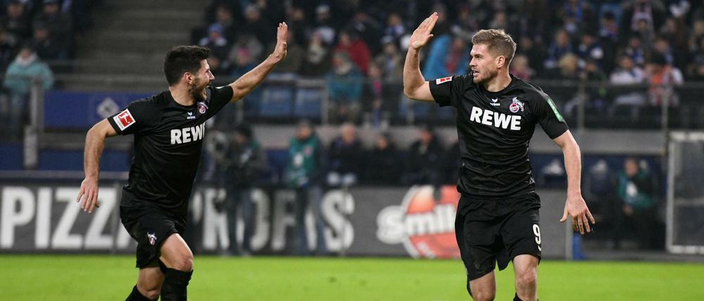 Kölns Simon Terodde (r.) und Milos Jojic jubeln über das Tor von Terodde. 