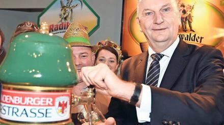 Dietmar Woidke (SPD) mit der Hand am Zapfhahn - na, klar!