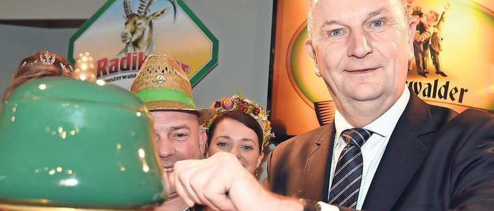 Dietmar Woidke (SPD) mit der Hand am Zapfhahn - na, klar!
