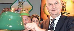 Dietmar Woidke (SPD) mit der Hand am Zapfhahn - na, klar!