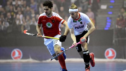 Deutschland - Österreich in der Max-Schmeling Halle. Der Deutsche Christopher Rühr (r) und der Österreicher Xaver Hasun kämpfen um den Ball. 