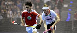 Deutschland - Österreich in der Max-Schmeling Halle. Der Deutsche Christopher Rühr (r) und der Österreicher Xaver Hasun kämpfen um den Ball. 