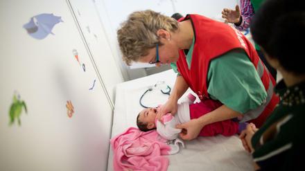 Die Gesundheitsämter sind auch für die Erstuntersuchungen in den Notunterkünften der Geflüchteten zuständig.