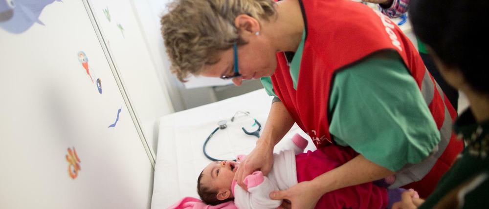 Die Gesundheitsämter sind auch für die Erstuntersuchungen in den Notunterkünften der Geflüchteten zuständig.