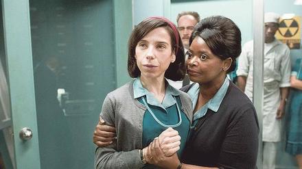 Sally Hawkins (li.) mit Octavia Spencer in „Shape of Water“.