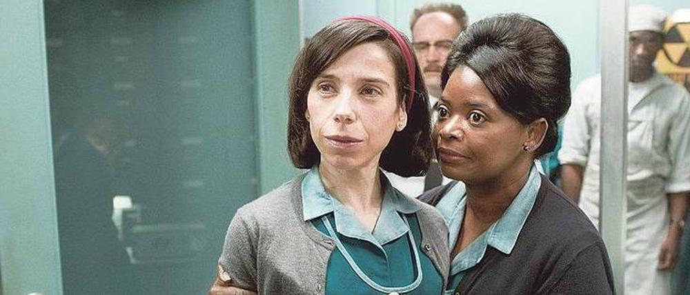 Sally Hawkins (li.) mit Octavia Spencer in „Shape of Water“.
