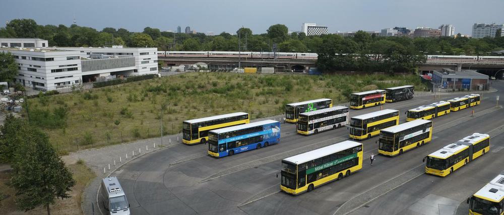 Das Brachgelände hinter dem Bahnhof Zoo in Berlin.