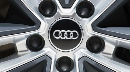 Eine Felge mit dem Audi-Logo.